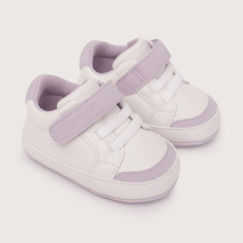 Zapatilla bebé blanca de niña