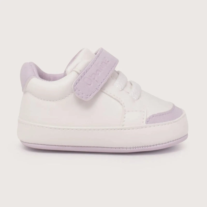 Zapatilla bebé blanca de niña