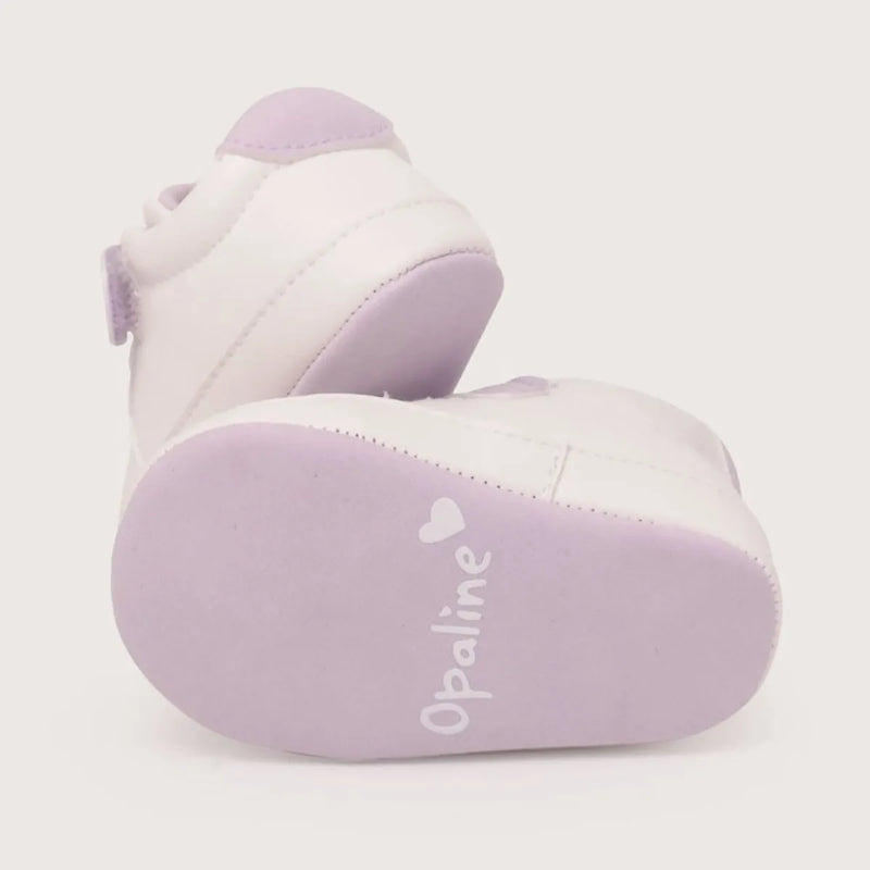 Zapatilla bebé blanca de niña
