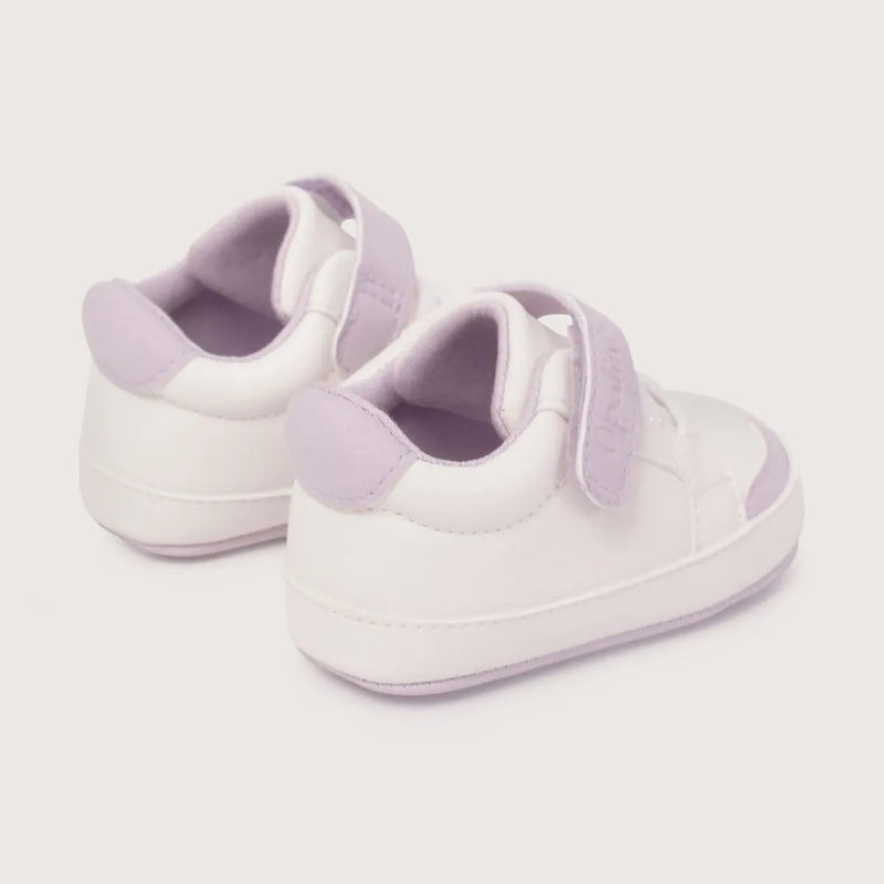 Zapatilla bebé blanca de niña
