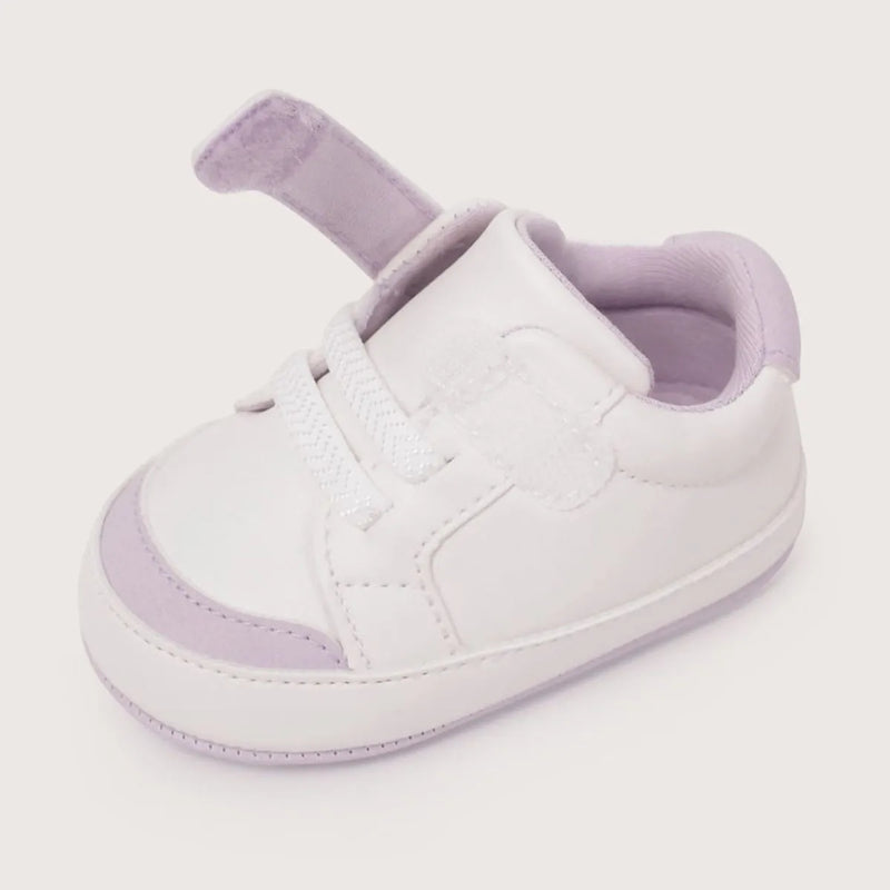 Zapatilla bebé blanca de niña