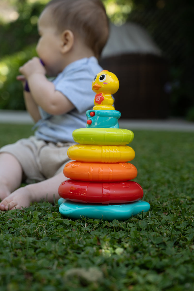 Juguete apilable de patito arcoíris