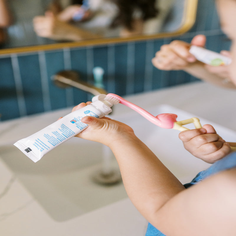 Cepillo de Dientes Bebés y Niños Pequeños 1-4 años, Flemenco rosado Dr. Brown's
