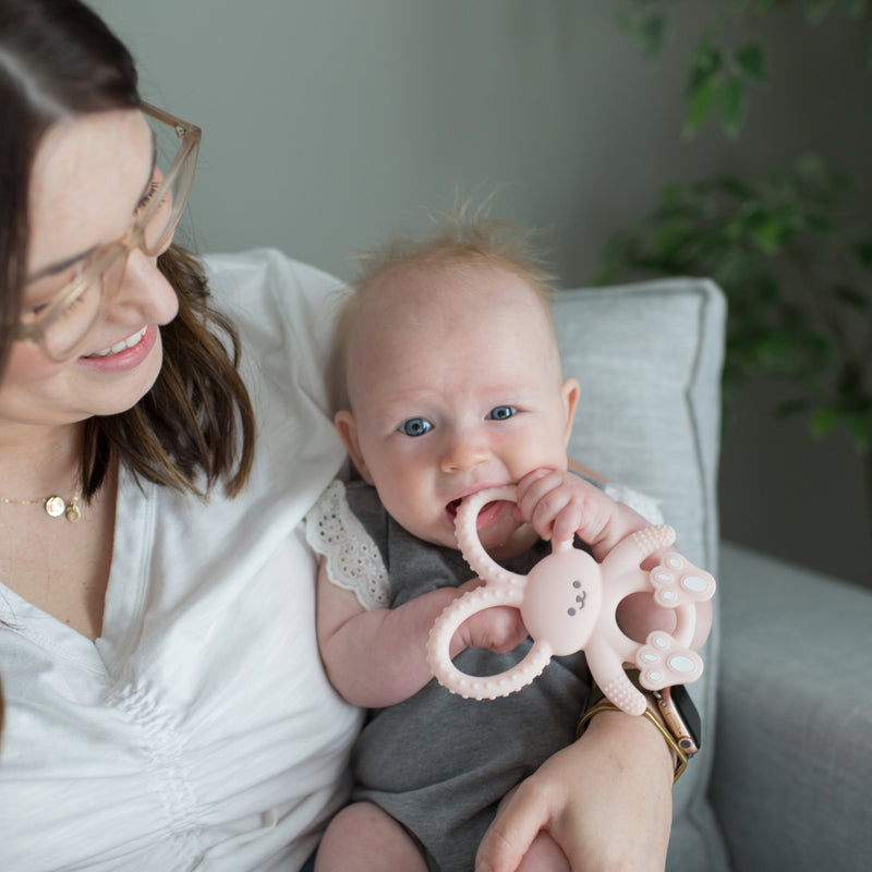 Mordedor flexible y suave 3M+, Conejo Rosado Dr. Brown's