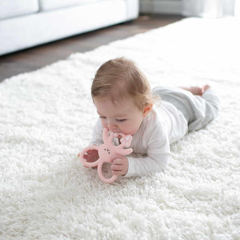 Mordedor flexible y suave 3M+, Conejo Rosado Dr. Brown's