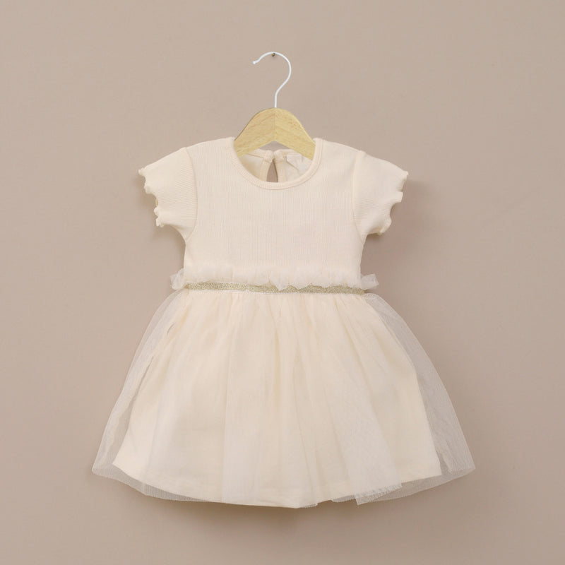 Vestido beige con tull de bebé niña